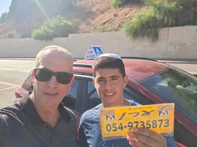 תלמיד צעיר מחזיק את שלט הלמידה של ערן הרשקוביץ אחרי הטסט