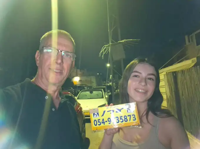 תלמידה חוגגת רישיון נהיגה עם ערן הרשקוביץ בערב